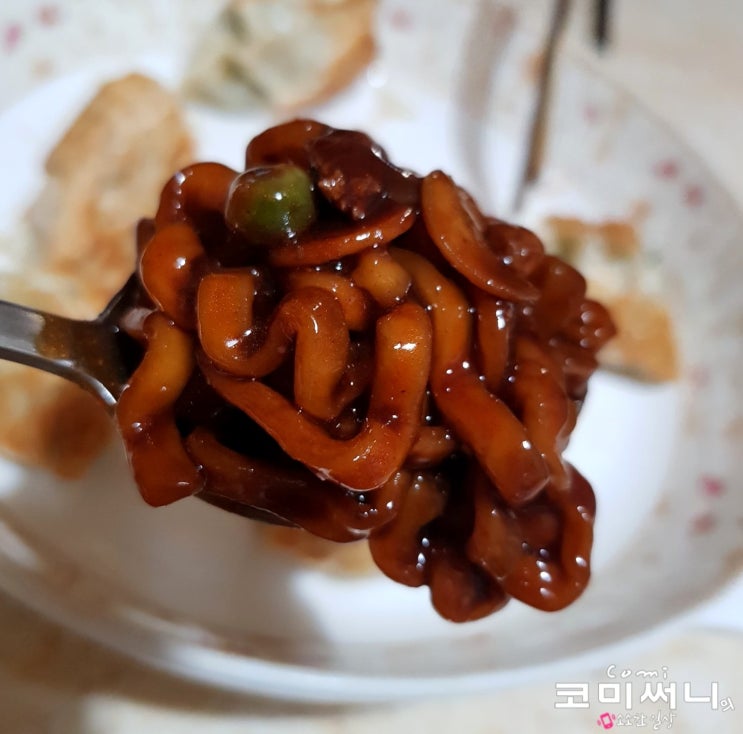 오뚜기 짜장라면 진진짜라 불 맛 살아있는 신상 라면 진짬뽕과 진짜장의 콜라보