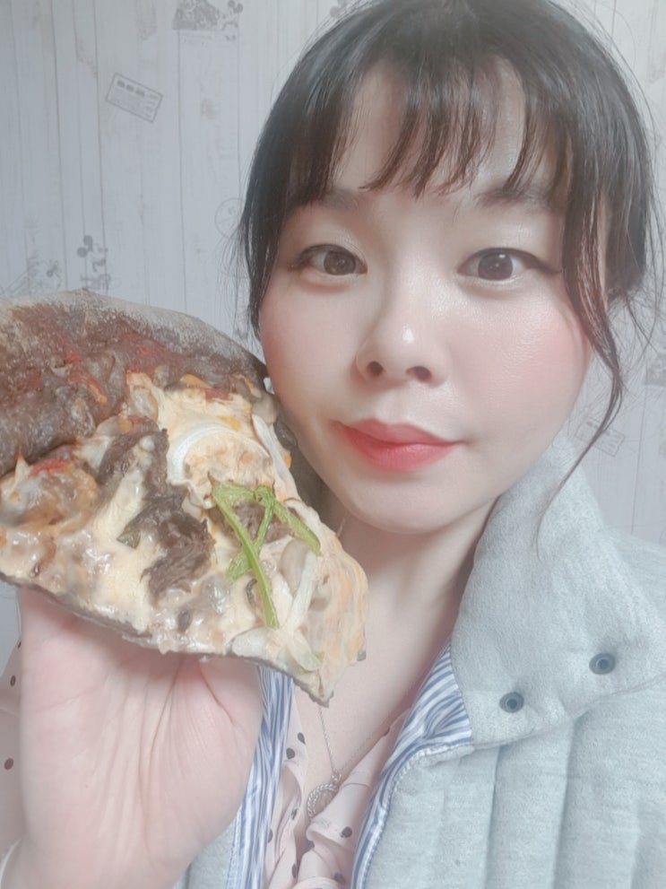  이마트트레이더스  푸트코트에서 판매하는 더블엣지불고기피자.. 한조각이 얼굴만해요 ㅋㅋ 맛있게 먹었네요.. 테두리에 치즈가 두줄이라 더 맛있네요!
