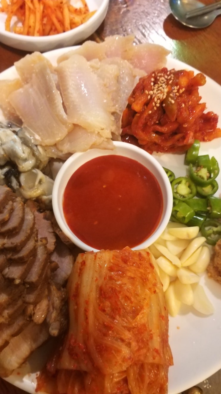 서울대입구역 홍어회 막걸리 맛집, 적당히 익은 홍어회, 새콤달콤한 묵은지, 기름기 짝 빠진 돼지고기 수육, 바다향 깊은 생굴 + 막걸리. 홍어 삼합입니다.