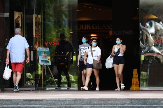 섣부른 개학이 화 불렀다···'코로나 방역 모범국' 싱가포르 추락