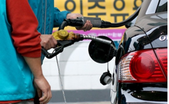유가 곤두박질쳐도 변동없는 유류세, 비중 더 높아져 유가 곤두박질쳐도 변동없는 유류세, 비중 더 높아져