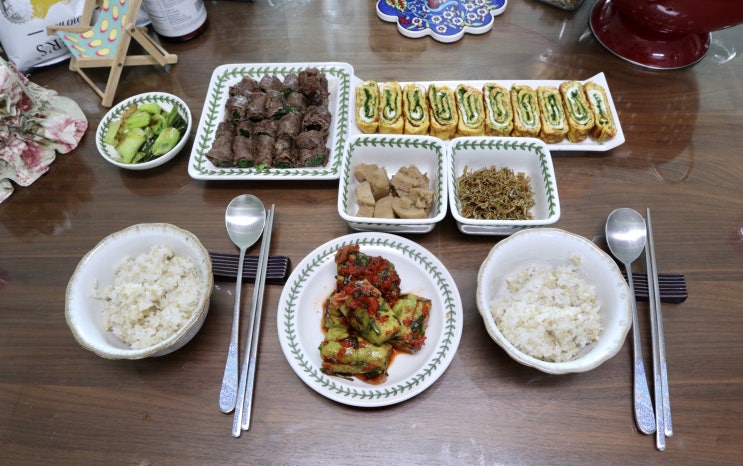  소고기부추말이 음식궁합 상극레시피.. 근데 맛있다;; 감태달걀말이,오이소박이 비법! 씨유커피~