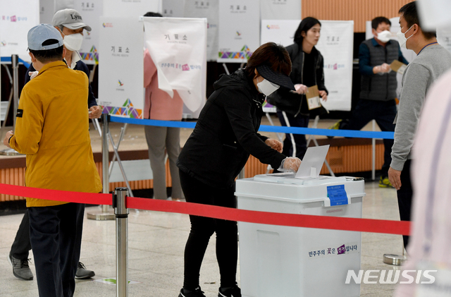 뜨거웠던 사전투표…<b>선거관련 112신고</b> 이틀간 1224건