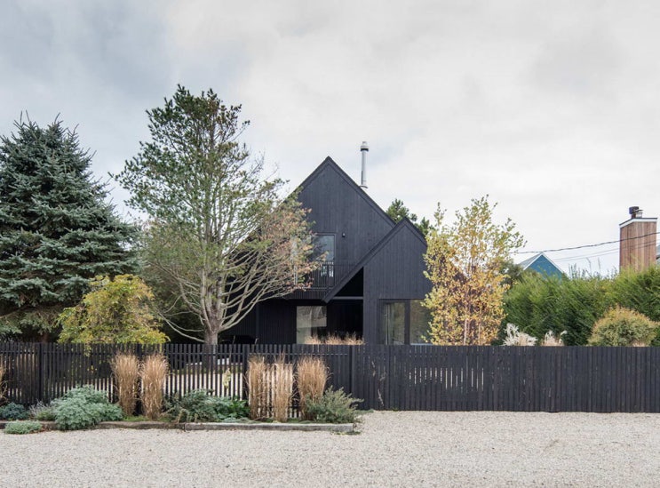 선과 색이 분명하고 간결한 블랙 하우스 전원주택 짓기 건축