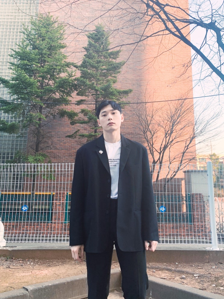 남자블레이져코디 독일군스니커즈로 비비기