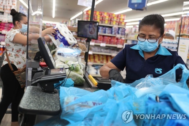 "고객이 무섭다" 코로나에 떠는 미 슈퍼 종업원들…30명 사망