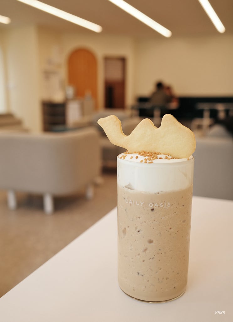  샤로수길 카페 데일리 오아시스 / 카멜넛 프라푸치노, 스트로베리티