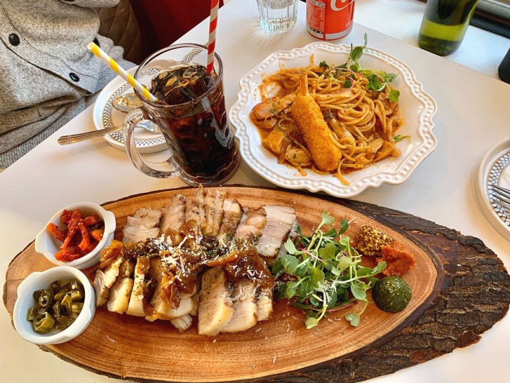  라라옥 홍대, 맛 인테리어 분위기까지 모두 합격