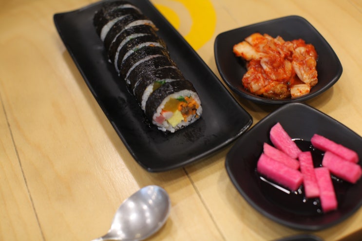 오늘 점심은 간단하게 김밥으로