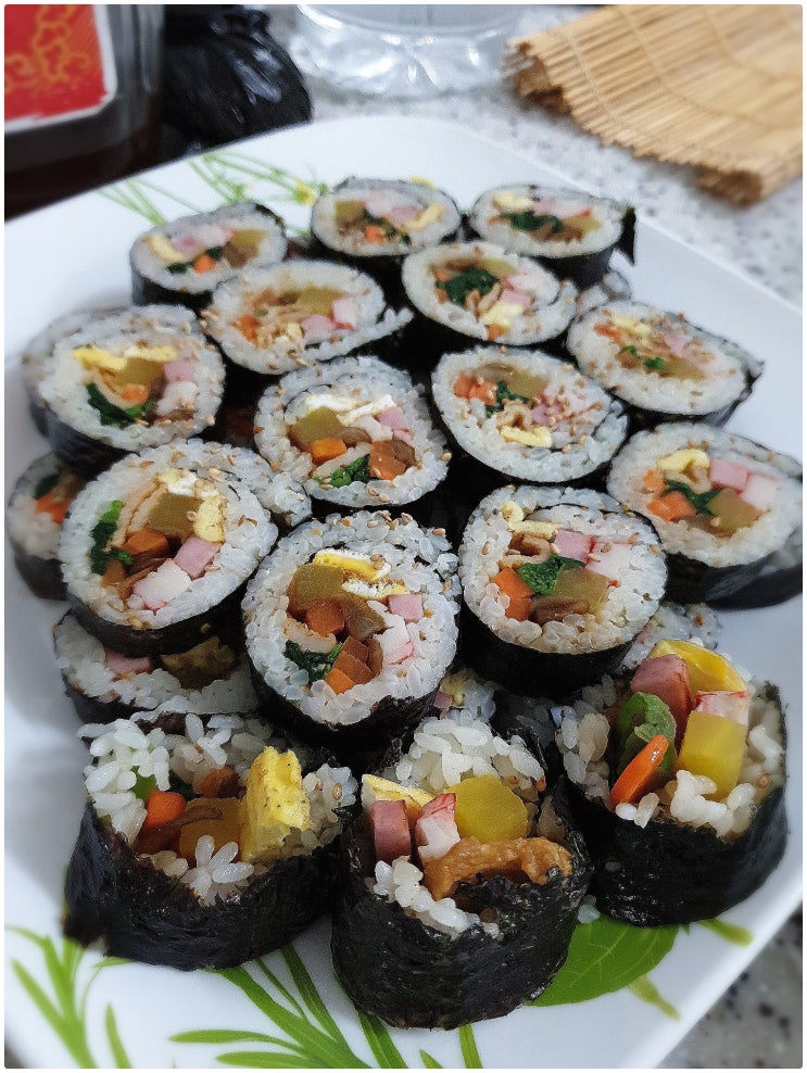 우리 집 늦은 저녁 김밥 한 줄 라면 한 그릇