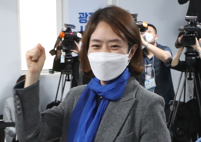 고민정, 오세훈 꺾고 활짝 웃었다