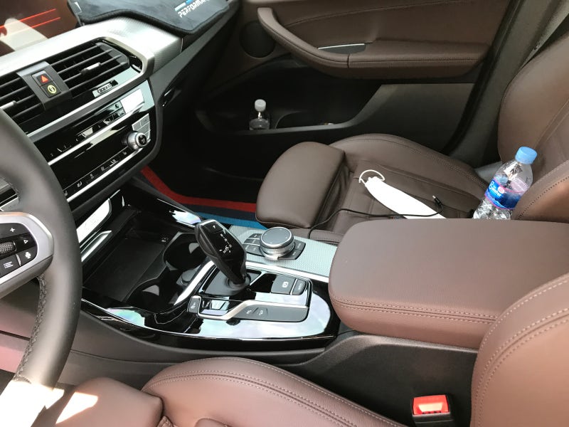 BMW x3 코드네임E83 차량 실내블랙라이트닝카본수전사 시공