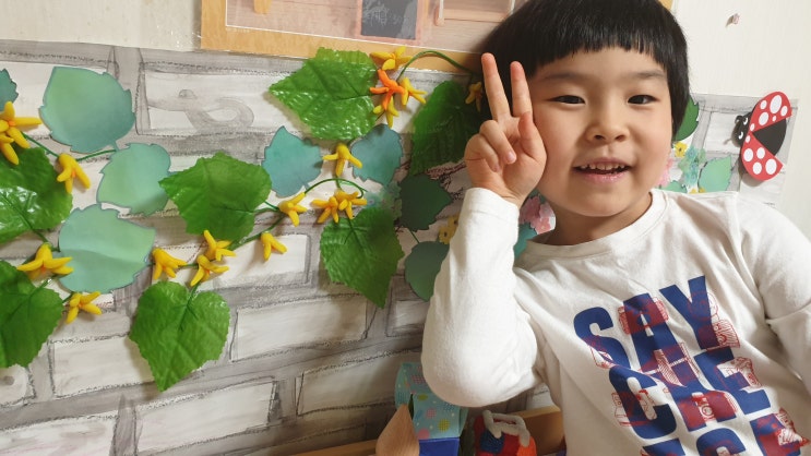  점토로 화사한 개나리 담장 만들기