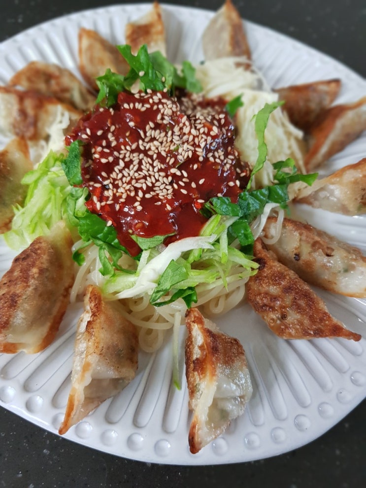  술부르는  매콤달콤   초간단 쫄면비빔만두 쉽게만드는법