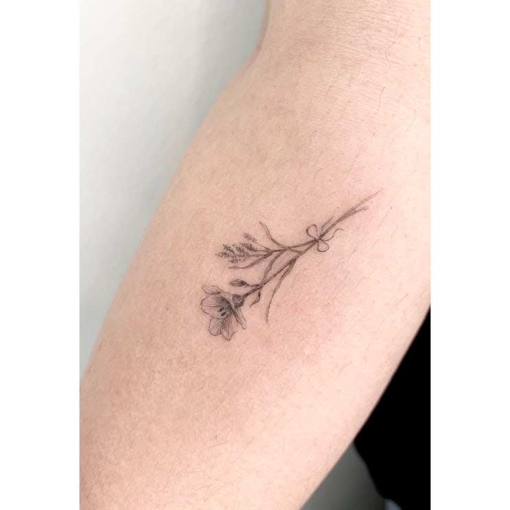  초미니 프리지아 타투