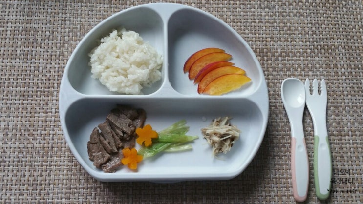  아기반찬 가득히 차린 주간 유아식과 몇가지 유아밥상