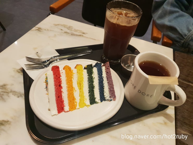 송현아 카페 도레도레에서 크림치즈 무지개 케이크 먹은 후기 (기분좋아케이크)