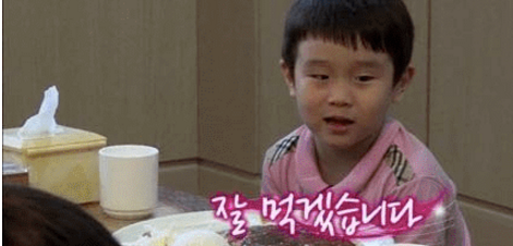  식칼이 서투른 아이들을 위해 직접 해준 여자 