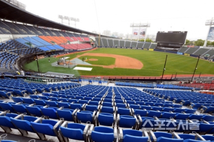 프로야구 연습경기 개막. 선수는 침뱉기 금지, 심판은 마스크와 장갑 착용 프로야구 연습경기 개막. 선수는 침뱉기 금지, 심판은 마스크와 장갑 착용