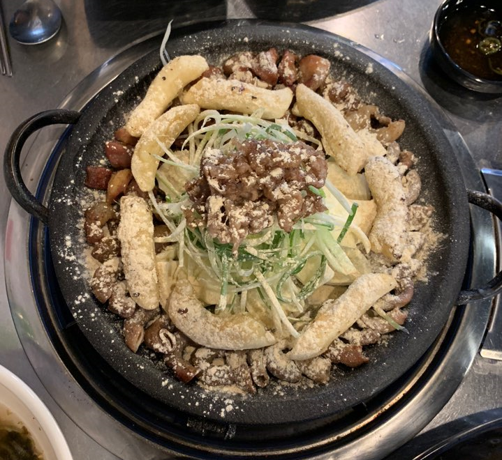  [홍대] 천사곱창 - 떡과 우삼겹이 함께 있는 맛있는 홍대 곱창 맛집 / 모듬 곱창이 맛있는 홍대 소곱창