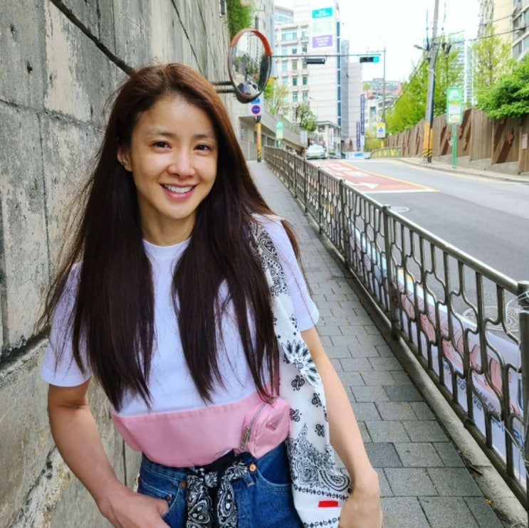  이시영 인스타그램 패션- 페이즐리 반다나백