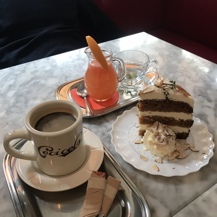  동물성 생크림 사용하는 당근케이크 원조 맛집 세시셀라 도산공원 본점