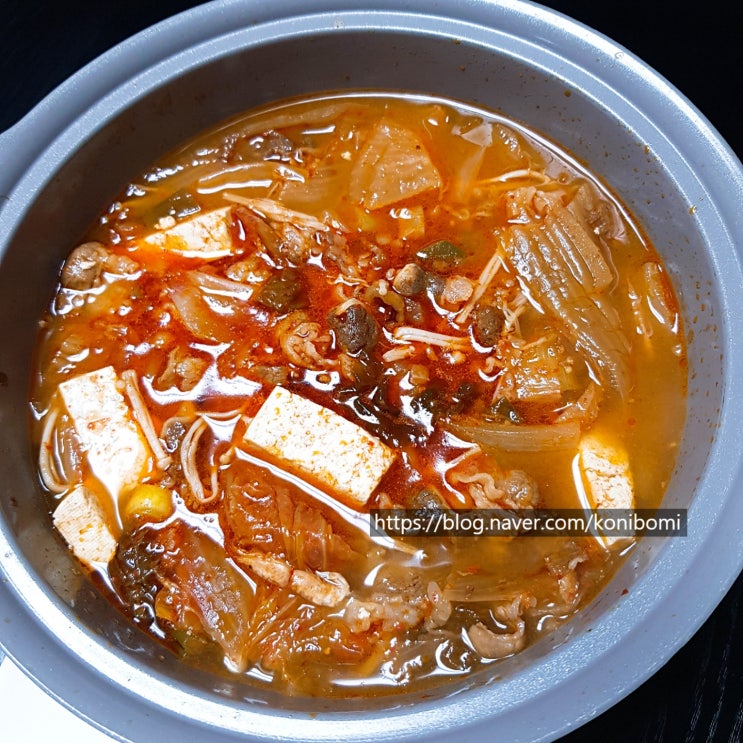 우삼겹 김치찌개 (feat.새우젓) 우삼겹 김치찌개 (feat.새우젓)