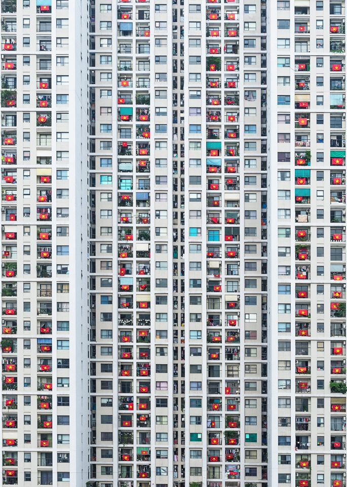 언어공부용/베트남 국기로 가득찬 아파트 건물 사진