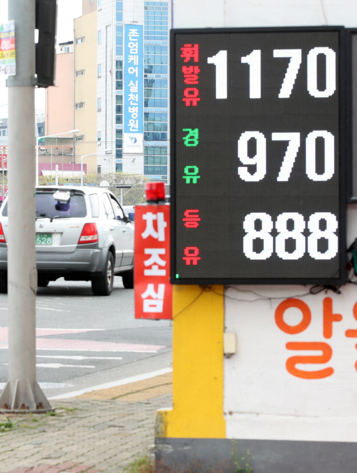 국내 유가 계속 하락, 경유 966원 하는 주유소 등장 국내 유가 계속 하락, 경유 966원 하는 주유소 등장