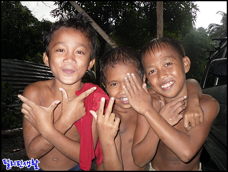 필리핀생활, 시골에서 비 오는 날 놀고 있는개구쟁이들