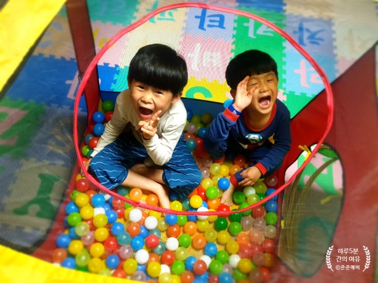  창고에서 꺼내본 아하토이의 공놀이 터널 볼 텐트. 재밌네요^^