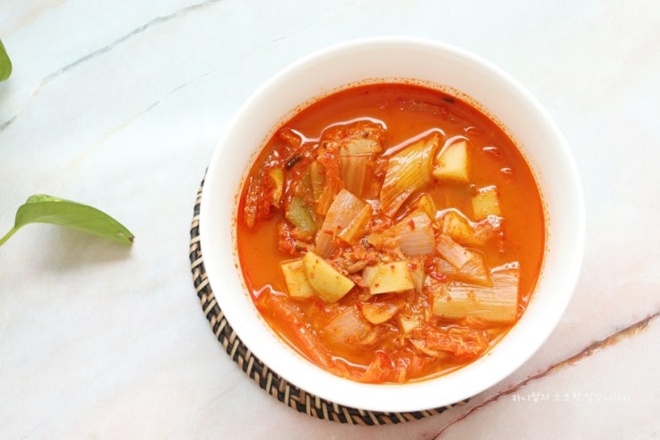  참치김치찌개 얼큰하게 만들어 밥만 있음 끝이죠