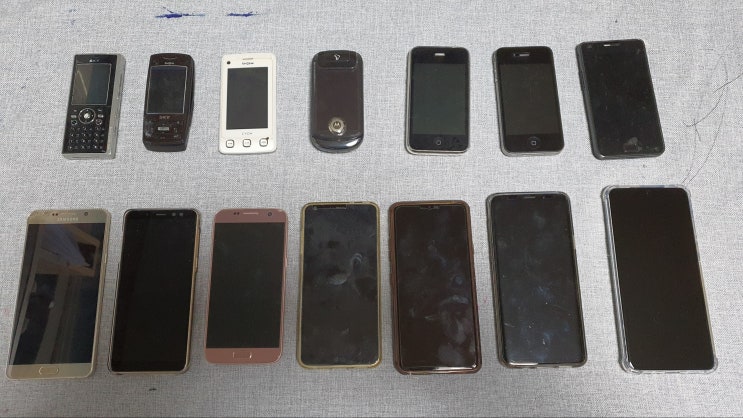  아이폰 SE2 출시에 꺼내본 나의 장롱 서랍속 휴대폰들 초콜릿폰, 아이폰3, 아이폰4, 갤럭시 S2, 모토로라 이중에 당신이 쓰던폰 최소한 한개는 있다.