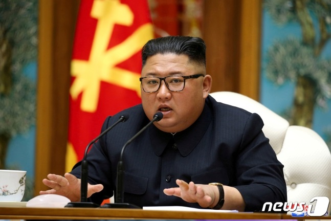 일본 주간지 “김정은, 스텐트 시술 늦어 ‘식물인간’ 상태”…신뢰성은 의문