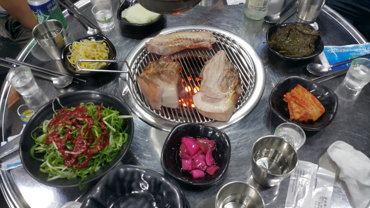 제주 외도동 연탄구이 생고기 전문점 돈삼춘 제주 흑돼지 풍미에 빠지다 제주 외도동 연탄구이 생고기 전문점 돈삼춘 제주 흑돼지 풍미에 빠지다