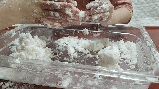  엄마표놀이 녹지 않는 눈놀이.(베이킹소다+린스)