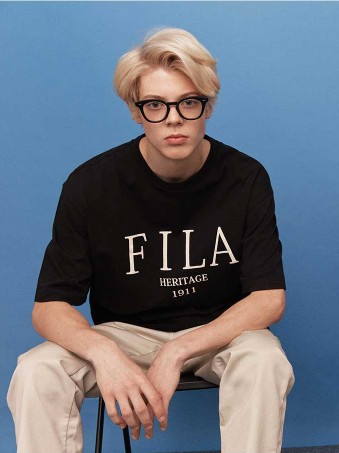  휠라(FILA) 헤리티지 세리프 로고 루즈핏 반팔티 추천(무신사 스토어)