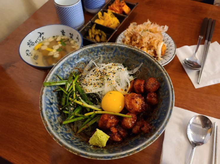  처음으로 먹어본 대창덮밥과 언제나 맛있는 사케동 :: 연남동 키햐아