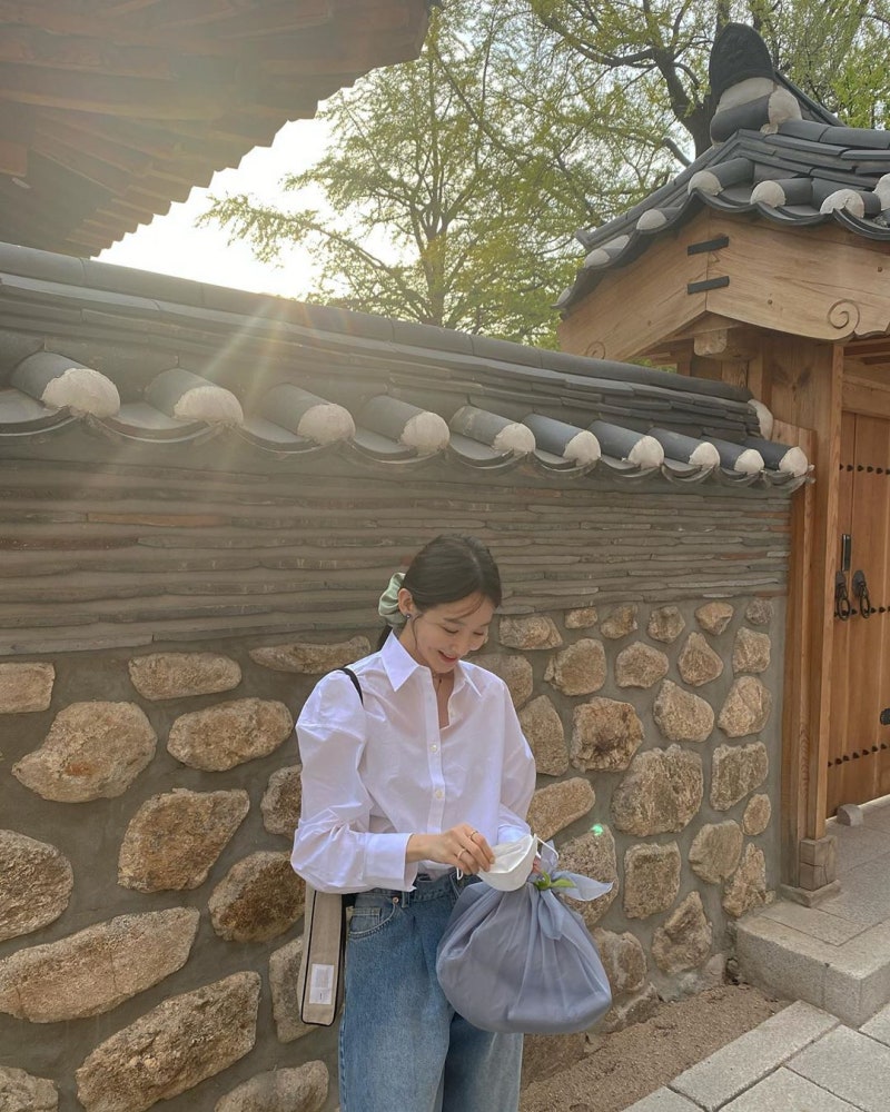 강민경이 프라이빗 패션으로 입었던 아이템은 오프숄더 블라우스, 헤어스크런치, 가방, 샌들. 2