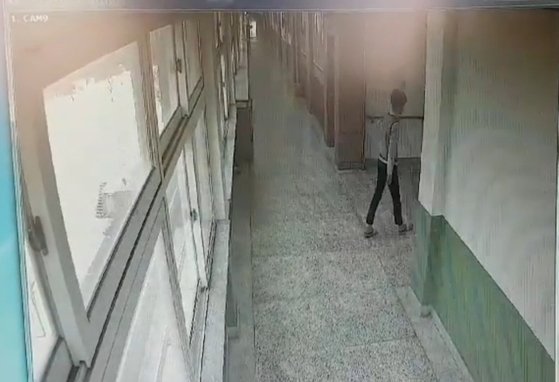 "성인물 보냐" 말에 학생 극단선택…망신 준 '도덕쌤' 징역형 "성인물 보냐" 말에 학생 극단선택…망신 준 '도덕쌤' 징역형