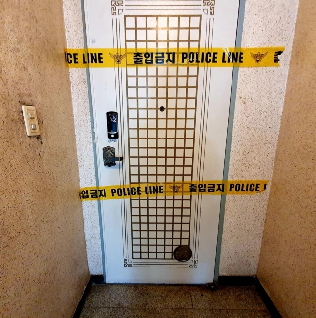 장롱 속 숨겨진 할머니·손자 시신 용의자는 40대의 "교도소 복역했던 아들" 장롱 속 숨겨진 할머니·손자 시신 용의자는 40대의 "교도소 복역했던 아들"
