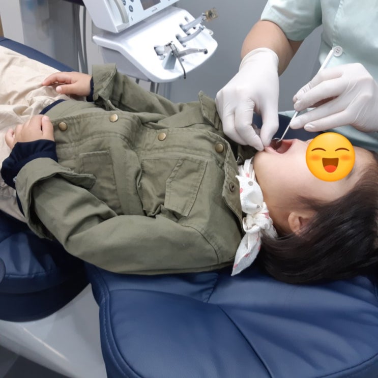  영유아 구강검진중 앞니에서 충치가 발견되다   ~