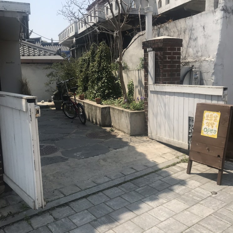  수원 행궁동 보름달식탁 (flanmoon table)