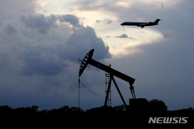 국제유가, 경제 개방·재고 우려 완화에 급등...WTI, 22%↑