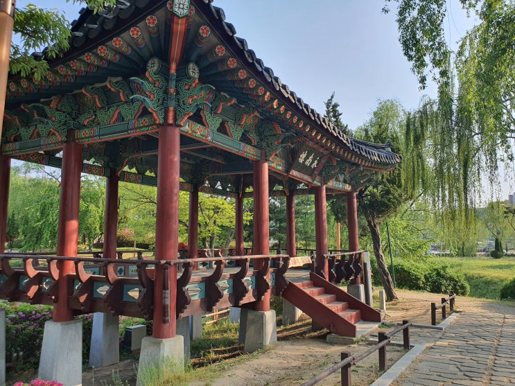  천안 가볼만한곳 천안삼거리 공원 산책하는 강아지