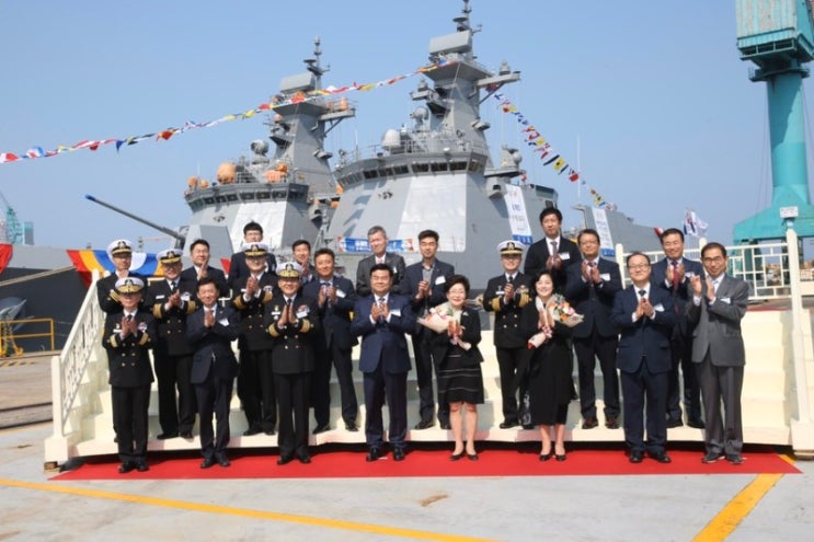 강원도 동해를 부탁해! 동해함 진수식 거행 강원도 동해를 부탁해! 동해함 진수식 거행