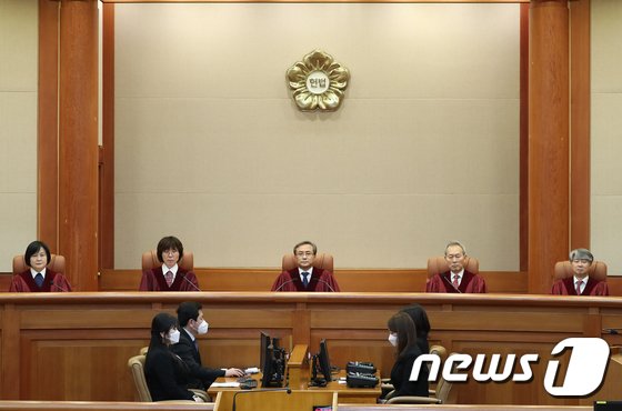 '급여 외 소득' 보험료 안낸 직장인 건강보험 혜택 제한은 합헌 '급여 외 소득' 보험료 안낸 직장인 건강보험 혜택 제한은 합헌