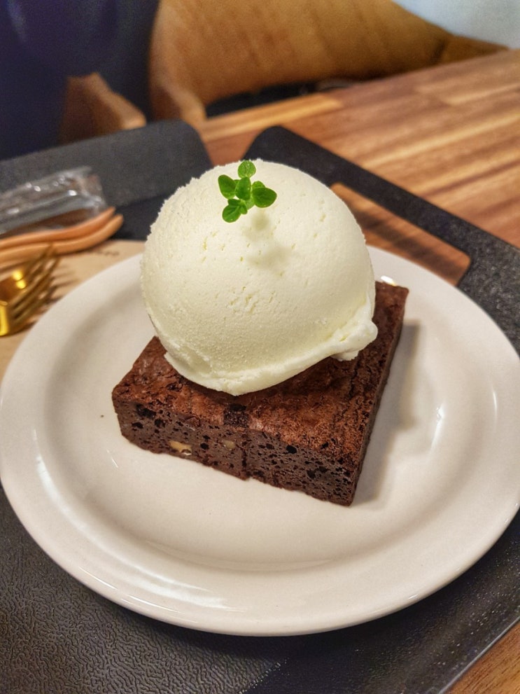  성남동 카페 숨 공부하기 좋은 카페/아인슈페너와 아이스크림 브라우니