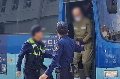 '빚투' 마이크로닷 부모 징역형 확정…어머니도 교도소 수감 '빚투' 마이크로닷 부모 징역형 확정…어머니도 교도소 수감