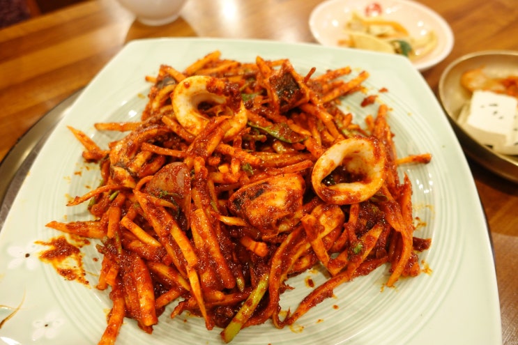  화서동맛집 낙지대감에서 매콤한 오징어보쌈!